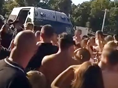 Policja zatrzymała cztery osoby przy basenie w Parku Kachla Zajście na basenie w Bytomiu