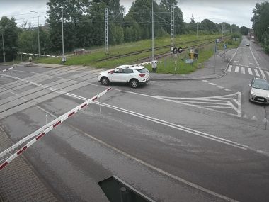 Nie zauważył zamykających się szlabanów Na szczęście dróżnik zauważył stojące między szlabanami auto