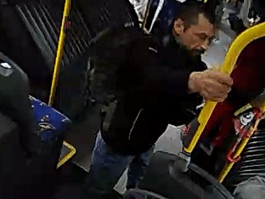 Gliwiccy policjanci poszukują sprawcy pobicia w autobusie Sprawca pobicia z Gliwic