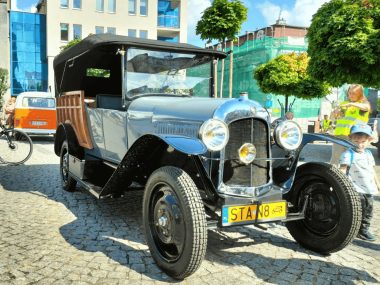 Motoryzacyjne cuda na tarnogórskim rynku Zlot Pojazdów Zabytkowych 2023 w Tarnowskich Górach 5