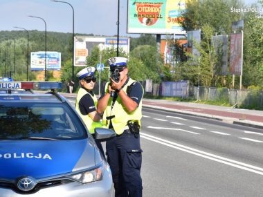 Nalot policji na autostradę A4 m.in. w Katowicach Policja mierzy prędkość (zdjęcie ilustracyjne)