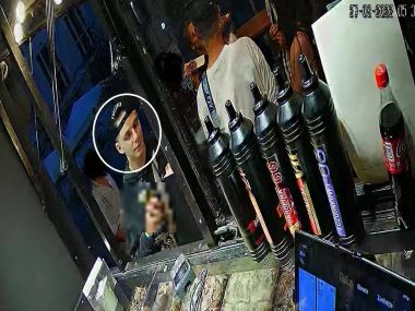 Policja w Katowicach szuka tych mężczyzn Mężczyźni podejrzani w sprawie pobicia w centrum Katowic