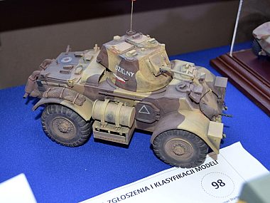 Cuda z papyndekla, czyli Konkurs Modeli Kartonowych Aż trudno zgadnąć, że ten wóz jest z papyndekla