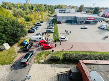 Pierwszy sukces. Mieszkańcy dostali 20 miejsc parkingowych Straż Miejska nie mogła usunąć protestujących - to droga wewnętrzna