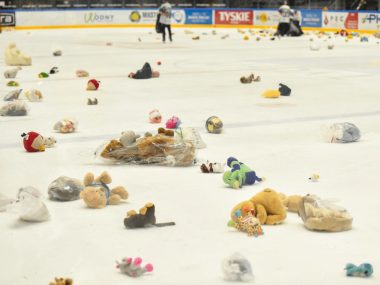 Niedźwiadki na lodzie. Zabawkowa akcja hokeistów GKS Tychy Teddy Bear Toss 2023 w Tychach
