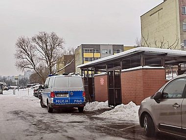 Pokłosie mrozów w Tychach. Dwa zgony bezdomnych w 5 dni Policja przy altance śmietnikowej