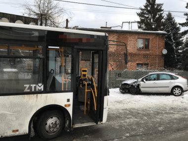 W Tarnowskich Górach autobus zderzył się z osobówką Wypadek w Tarnowskich Górach
