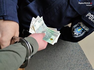Kolejny "hojny" dla policjantów kierowca w Katowicach Łapówka (zdjęcie ilustracyjne)