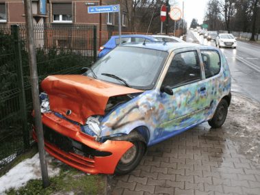 Jechał za blisko poprzedniego samochodu, wylądował na słupie Kolizja w Tarnowskich Górach