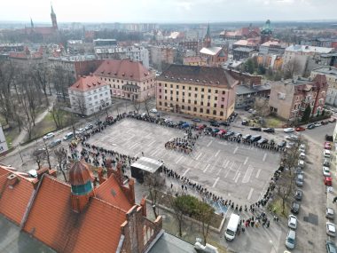 Polonez na pl. Warszawskim w tegorocznym polonezie zatańczyło blisko 900 uczniów