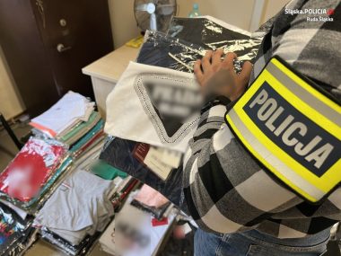 Poranny "nalot" i podrabiana odzież na targu w Wirku 760 sztuk podróbek u zatrzymanej bytomianki