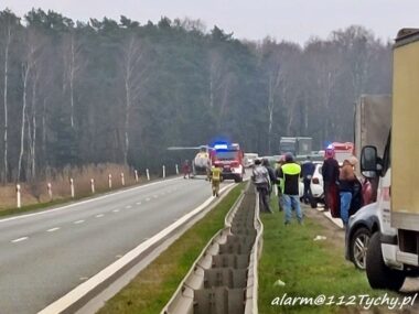 Kierowca dostał w głowę brukiem na DK 85 w Tychach Wypadek w Tychach 7 marca 2024 r.