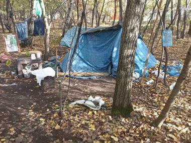 Nie bądźmy obojętni, alarmujmy widząc bezdomnych w potrzebie Bezdomni są narażeni teraz na wychłodzenie. Reagujmy!