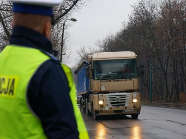 Policjanci kontrolowali autobusy i ciężarówki 60 801193 g
