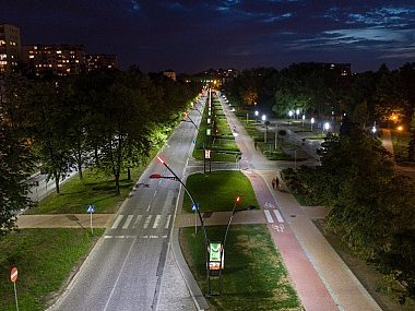 Tyskie latarnie będą się adaptować Tychy, Aleja Niepodległości nocą/UM Tychy