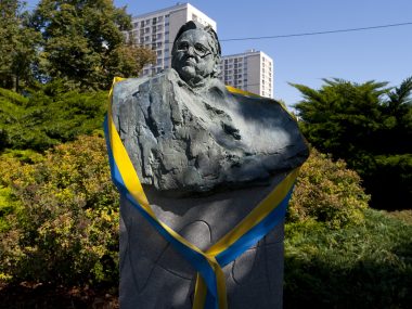 Trwa głosowanie w plebiscycie „Galeria Artystyczna 2022” Galeria Artystyczna, Katowice, rzeźba przedstawiająca Kazimierza Kutza
