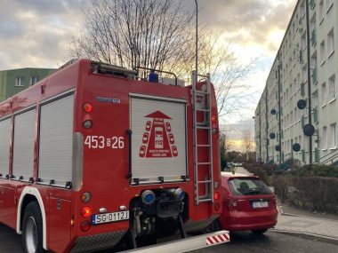 Strażacy zaalarmowani na osiedle 1000-lecia. Na miejsce jadzie pięć zastępów. Straż Pożarna Knurów