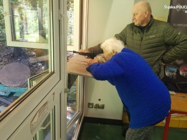 90-latka dzięki policjantom znów chwyciła za broń 90-letnia Zofia z Bierunia na strzelnicy