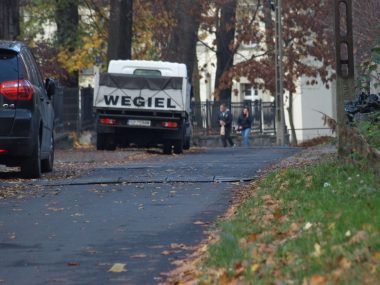 Oto absurd: tani węgiel "od gminy” czeka na bogatych kupców Auto z węglem