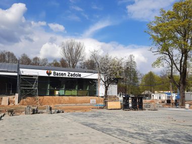 Basen Zadole prawie gotowy. Jest już nawet napis Basen Zadole w budowie, Katowice