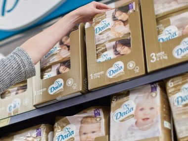 Przeklejała metki na towarach, odpowie za oszustwo 54-latka zmieniała metki na produktach, by mniej zapłacić. Grozi jej 8 lat