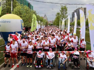 Start w Katowicach, meta w Parku Śląskim. Bieg w Dzień Flagi Bieg Flagi 2023 wystartował spod Pomnika Powstańców Śląskich w Katowicach