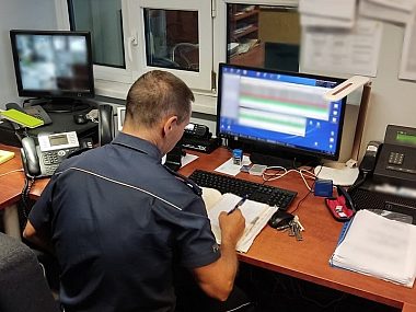 Dyżurny bieruńskiej komendy policji uratował życie 19-latce Bieruń policja