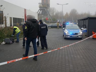 Bomba w Świętochłowicach. Ćwiczenia policjantów i strażaków Bomba w Świętochłowicach Ćwiczenie policjantów i strażaków