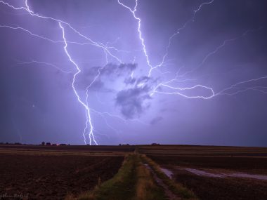 Załamanie pogody. Burze i ulewny deszcz nad całą Polską. Burza w Piekarach