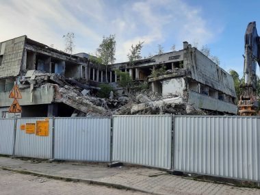 Ciężki sprzęt już gryzie ostatniego brutala w Katowicach Burzenie brutala Katowice 10