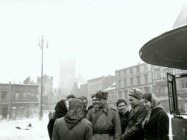 W 1945 Armia Czerwona zostawiła po sobie zgliszcza na Śląsku W styczniu 1945 Armia Czerwona wkroczyła na Śląsk. "Wyzwolony" Bytom z wypalonym Rynkiem.