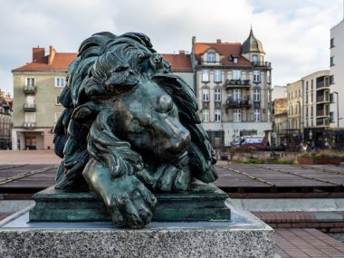 Uszkodzonego przez wandali Śpiącego Lwa poddano konserwacji Bytomski Śpiący Lew