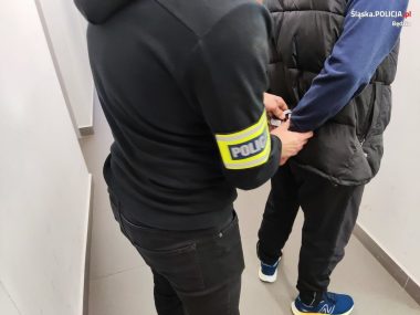 Okradli sklep, zaatakowali ochroniarza i uciekli, ale... Będzińscy policjanci zatrzymali dwóch sprawców rozboju