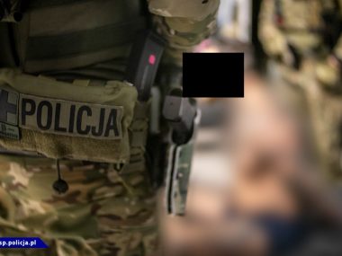 Policjant podczas zatrzymania miał kopnąć w głowę kibola CBŚP