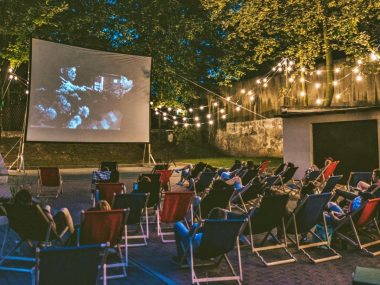 Wakacje w CIM Chorzów. Co przygotowano? CIM Kino na leżakach