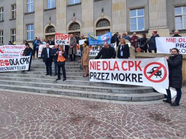 Śląskie samorządy chcą skierować kolej do CPK na boczny tor CPK Protest przed Urzedem Wojewodzkim