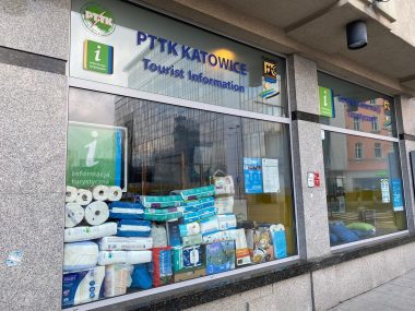 W katowickich szkołach zbierają dary dla mieszkańców Ukrainy Centrum Informacji Turystycznej wypełnione darami