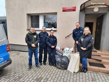 Policjanci z Chorzowa pomagają zwierzętom Chorzowscy policjanci pomagają zwierzętom