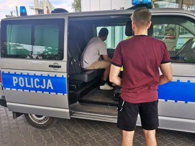 Pijany kierowca podjechał po alkohol i... zaszokował policję Chorzów pijany na skuterze