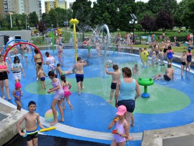 Czyszczenie po "incydencie kałowym" na wodnym placu zabaw Chorzów wodny plac zabaw