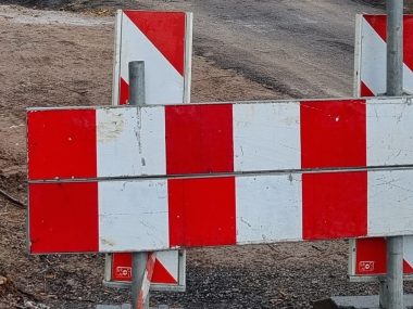 Podmyło ulicę w centrum Chorzowa. Zamknięto przejazd Chorzów zamknięta ulica