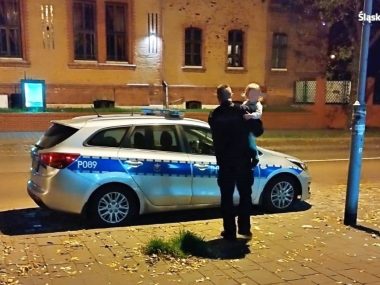 Dwulatek boso i w koszulce spacerował po Chorzowie Chorzów Dwulatek spacerował boso