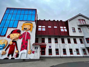 Kolorowy mural powstał na ścianie szpitala dziecięcego Chorzów Mural na ścianie szpitala dziecięcego