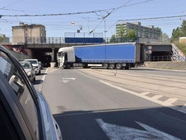 Ciężarówka ZNOWU zerwała trakcję tramwajową w Sosnowcu Ciężarówka zerwała trakcje w Sosnowcu
