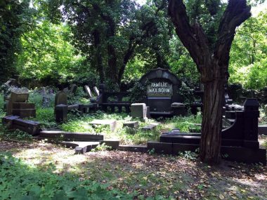 Dwóch zabrzan z zarzutami za zdewastowanie cmentarza Cmentarz żydowski został zdewastowany
