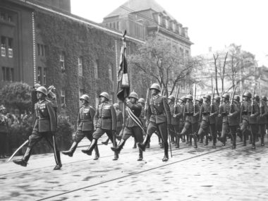 Jak dobrze znasz Katowice z lat 1922-1939? QUIZ Defilada w Katowicach