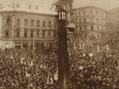 Uwaga, to fotomontaż! Fałszerstwo na rynku w Katowicach To zdjęcie demonstracji to fotomontaż