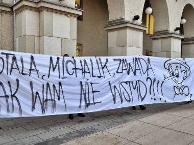 Świeczka zgasła. Wkurzeni kibice przyszli przed Urząd Miasta Demonstracja kibiców Ruchu Chorzów