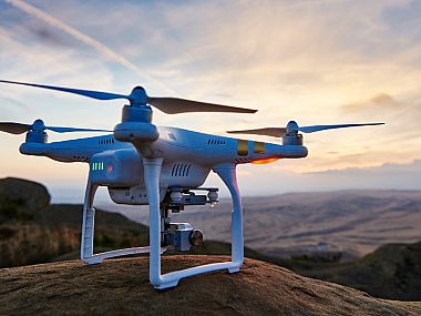 Pijany mężczyzna sterował dronem bez zezwoleń Drony i niebezpieczna sytuacja