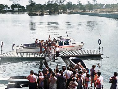 Nad wodą w zielonym parku. WPKiW prawie 70 lat temu Nad Dużym Stawem w latach 50.